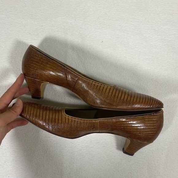 Vintage Brown and Gold Paradise Kitten Pointed Toe Kitten Heels - Picture 2 of 7